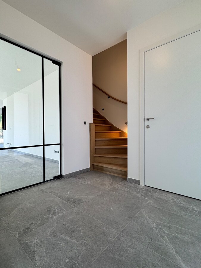 Instapklare nieuwbouwwoning met 4 slaapkamers en bureau te Kortemark 