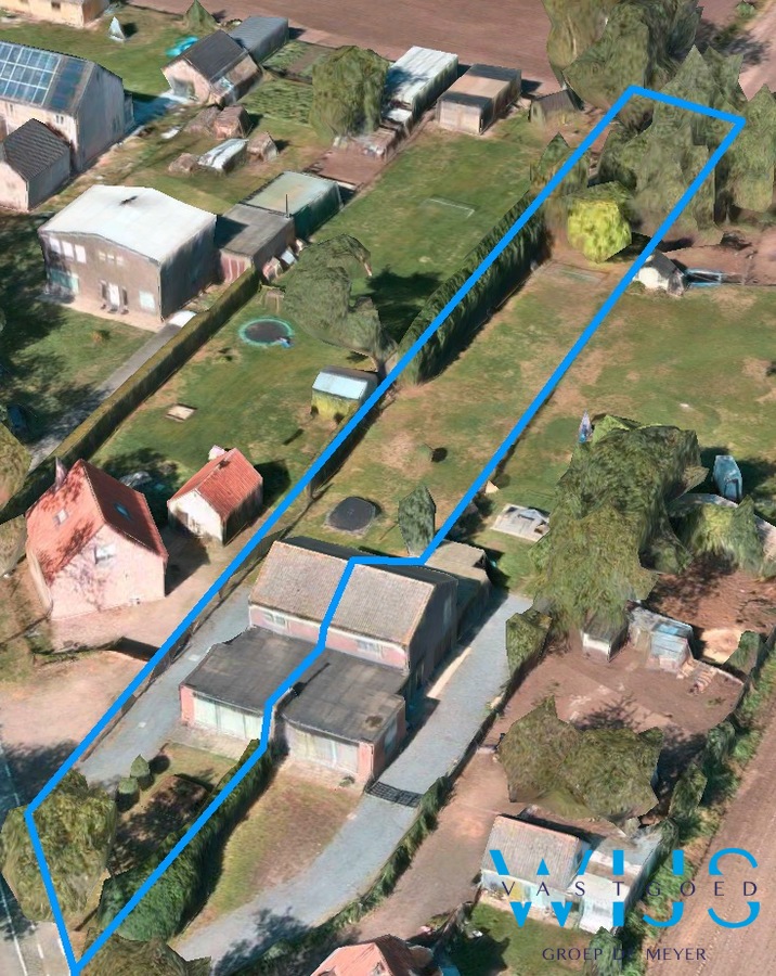 Vlot te renoveren woonhuis op een ruim perceel van 1130 vierkante meter te OOSTEEKLO ! 