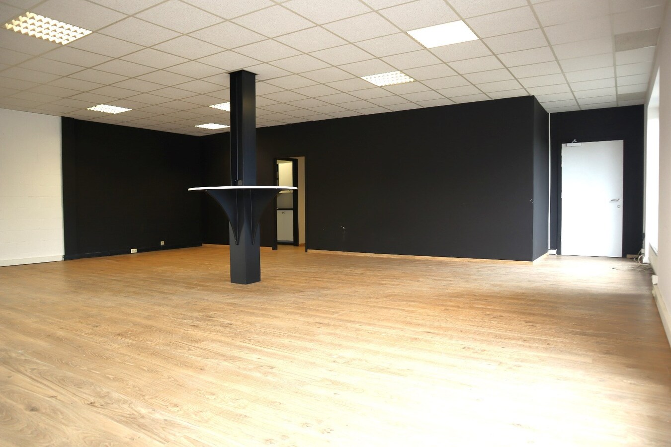 Kantoorruimte 120m² + loods/hangaar/magazijn 775 m² te Boutersem 