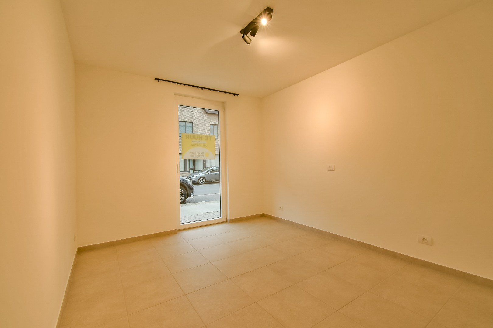Gelijkvloerse appartement te huur in centrum Torhout met ondergrondse garage! 