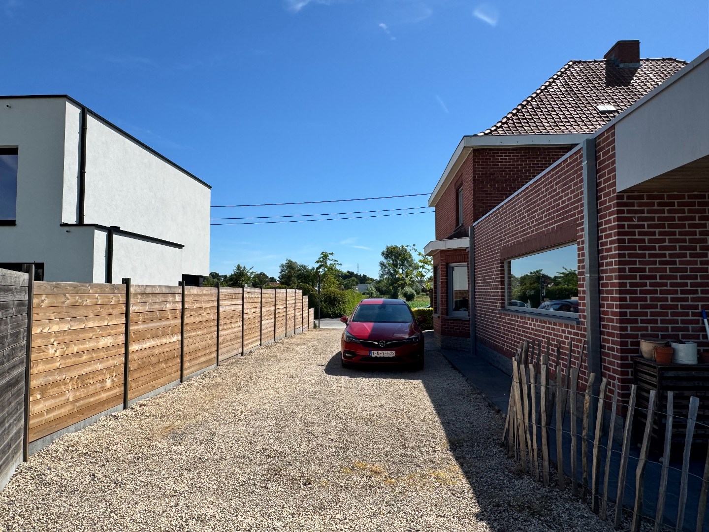Gerenoveerde halfopen woning met 3 slaapkamers, tuin en carport 