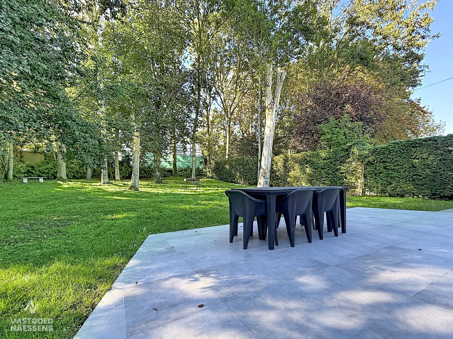 RUIME BUNGALOW MET TUIN EN GARAGE 