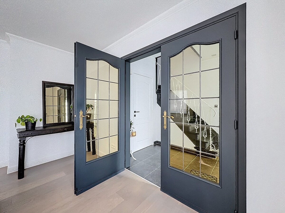 Gerenoveerde villa met zwembad grenzend aan kasteel te Leeuwergem 