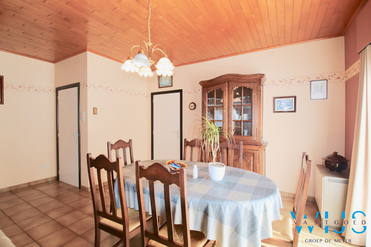 Stevige bungalow op een prachtig perceel van 925 m² te SLEIDINGE ! 