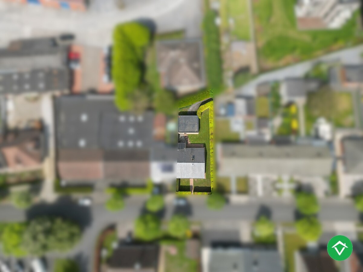 Rustig gelegen gelijkvloerse halfopen woning met 2 slpk's + dubbele garage 