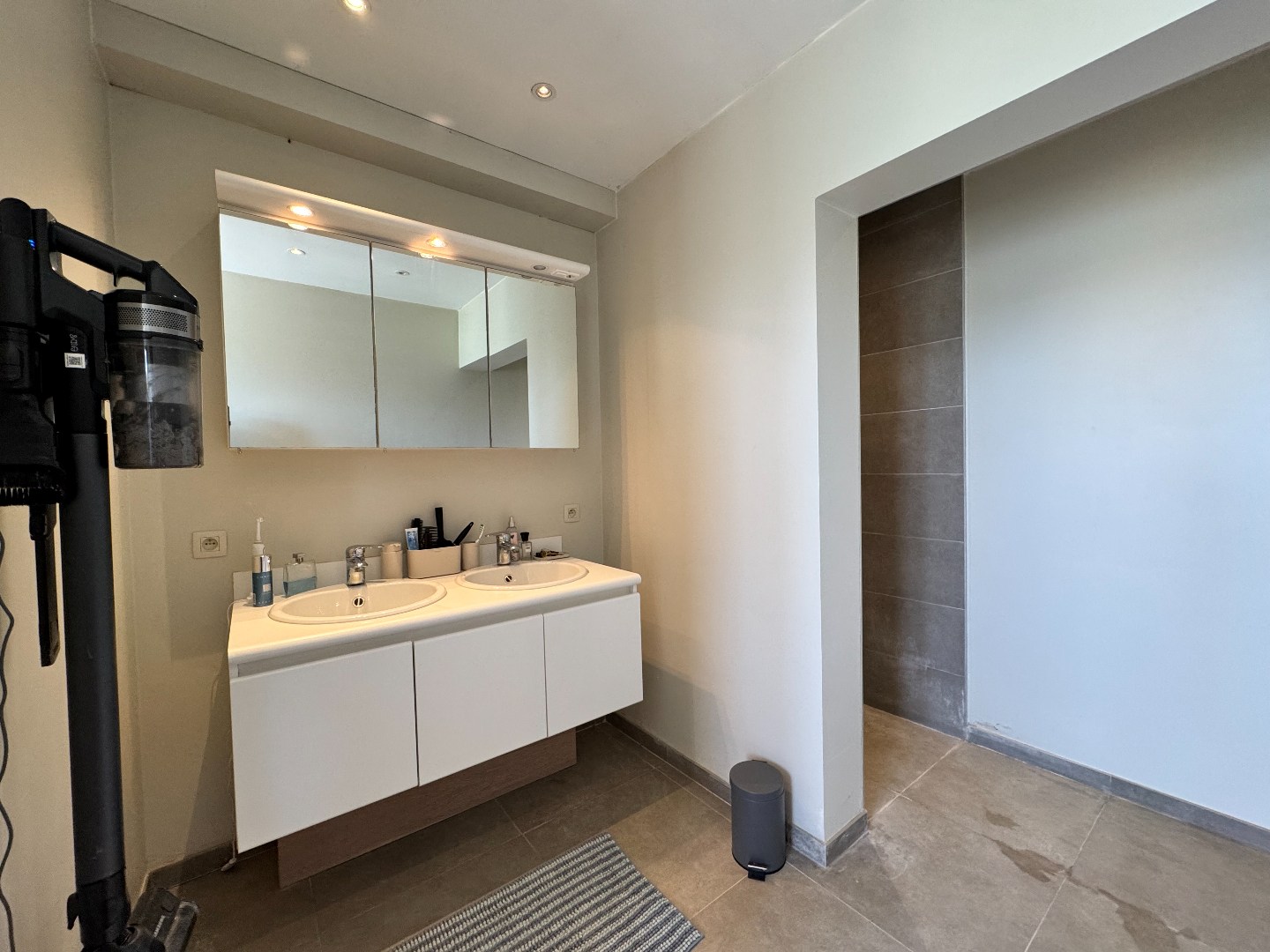 Gerenoveerde halfopen woning met 3 slaapkamers, tuin en carport 