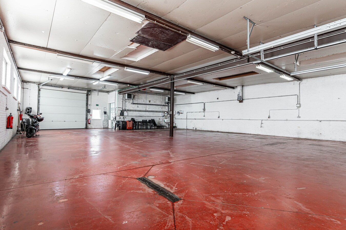 Commercieel gelegen woning met magazijn en parking 