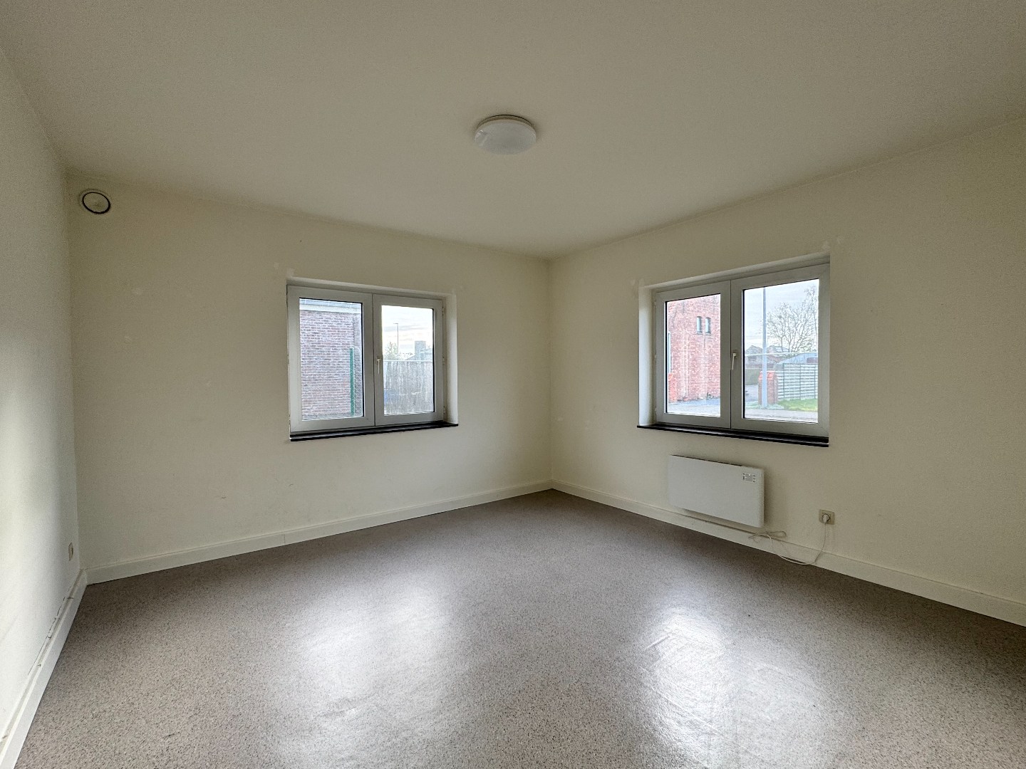 Verzorgd gelijkvloers appartement met 2 slaapkamers en garage. 