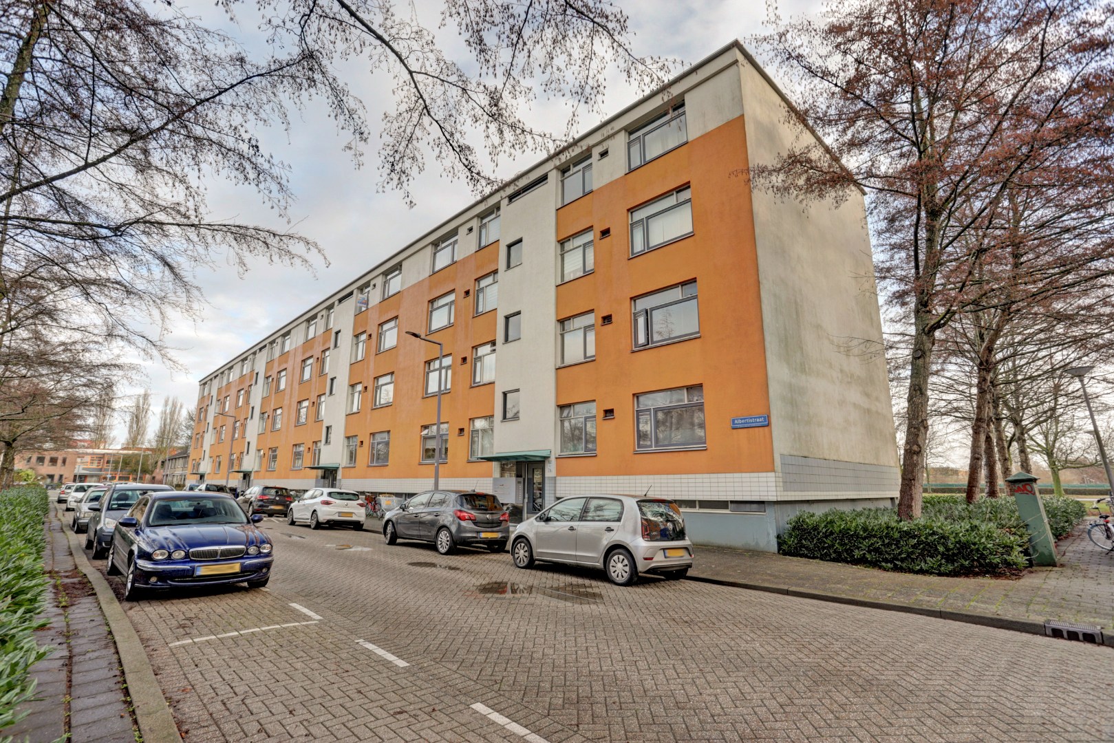 Instapklaar 3(voorheen 4) kamer appartement met royale living en moderne keuken, 2 slaapkamers en berging in de onderbouw. 