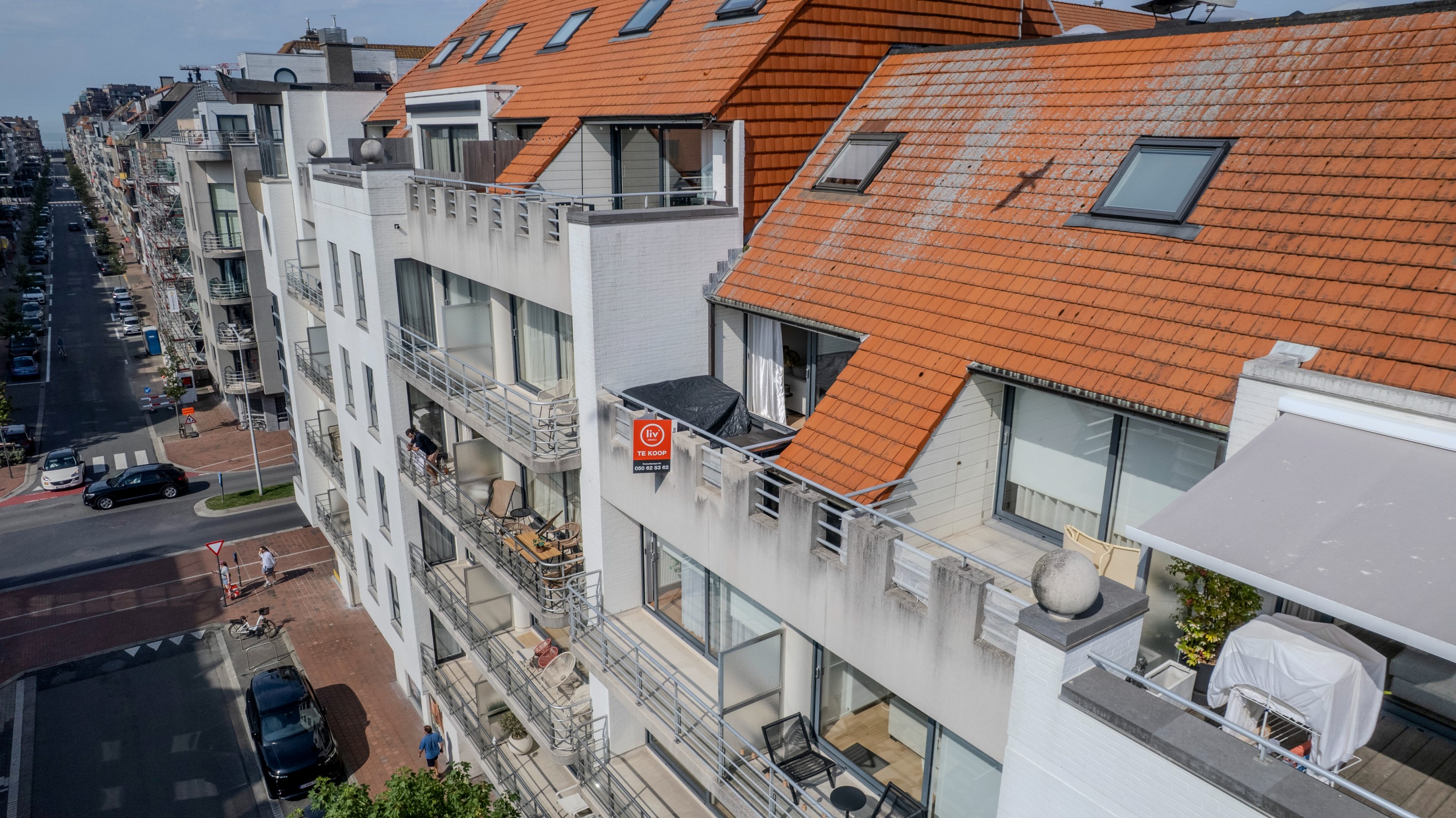 Stijlvol appartement met 2 zonnige terrassen op een toplocatie in Knokke Centraal gelegen tussen zeedijk en Lippenslaan. 