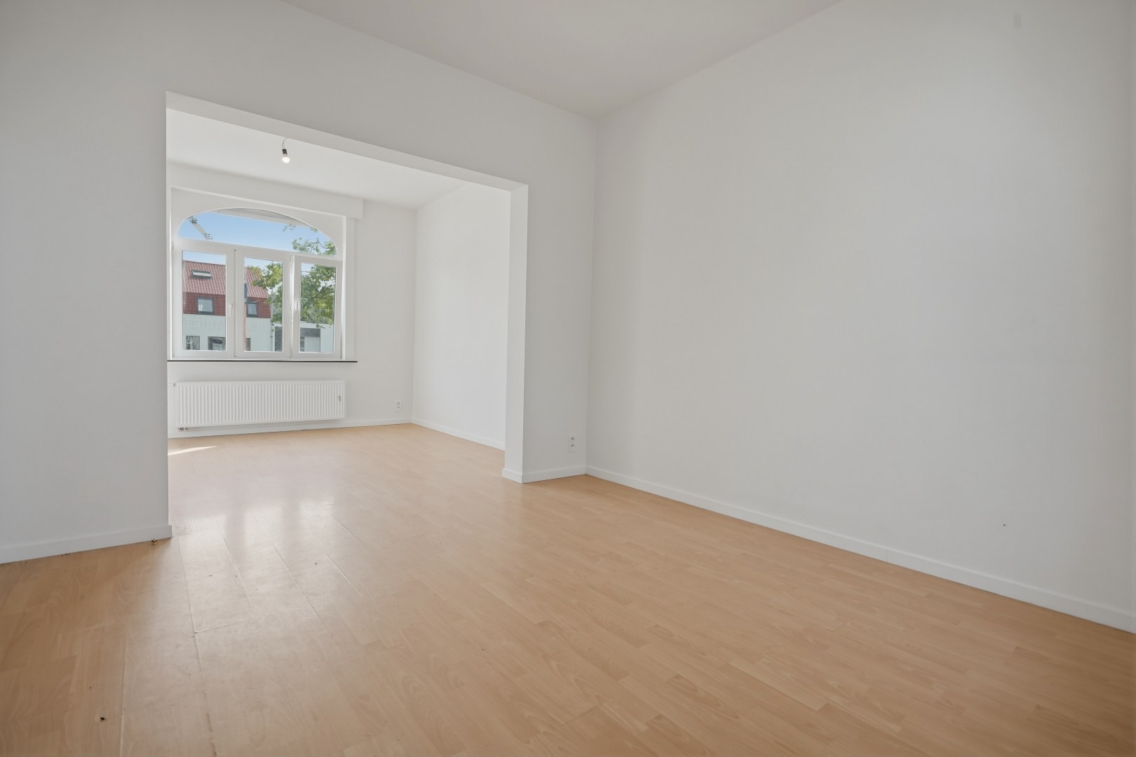 Recent gerenoveerde woning (2026), centraal gelegen aan het marktplein van Merkem! 