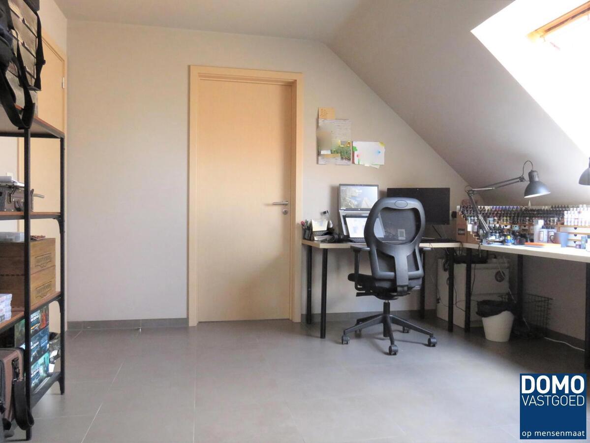 Ruime woning met 5 slaapkamers, tuin en garage 