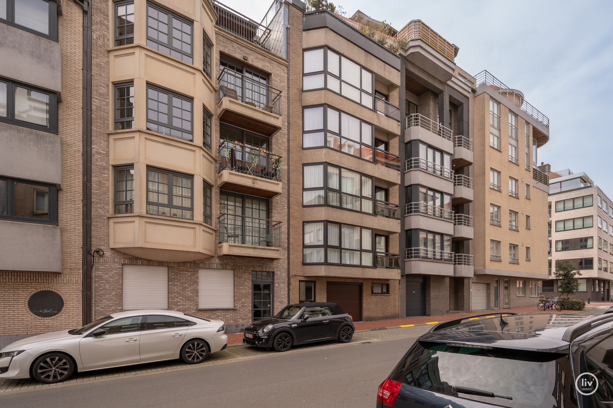 Prachtig, gerenoveerd penthouse op een topligging in de Blancgarinstraat te Knokke. 