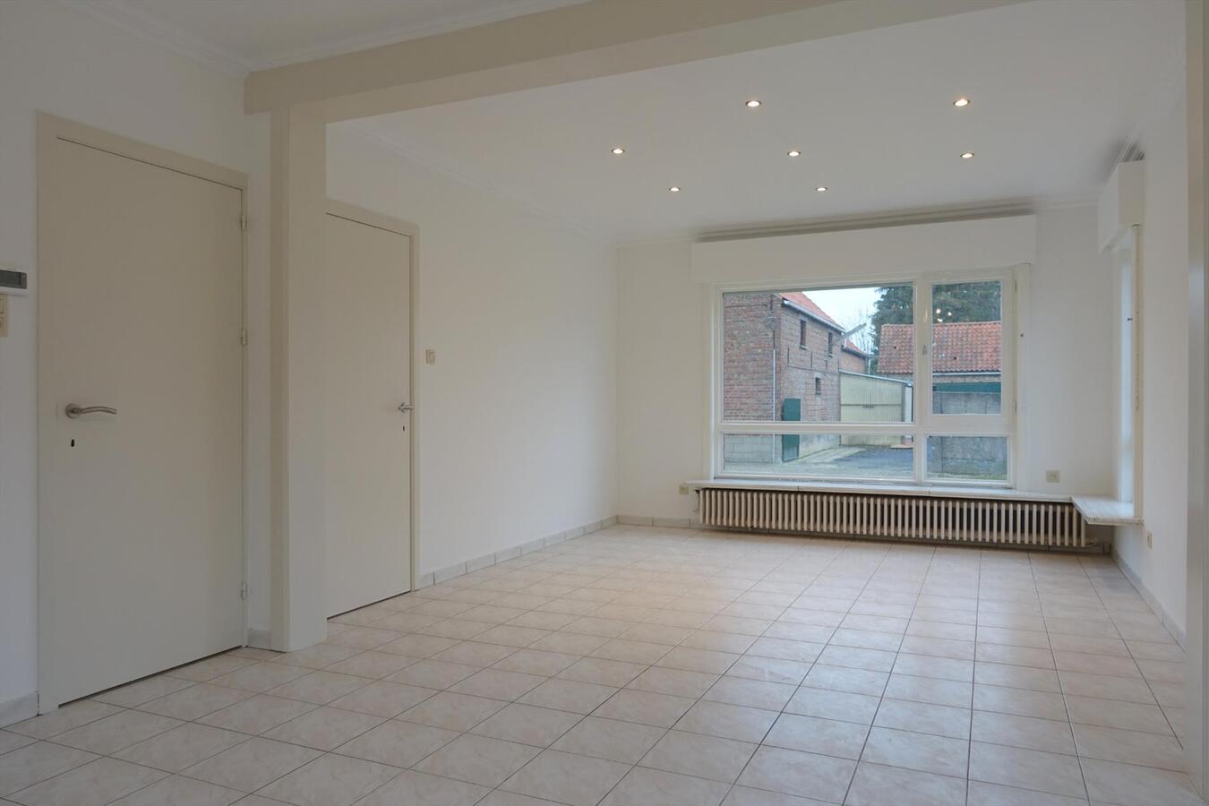 Halfopen woning met garage 