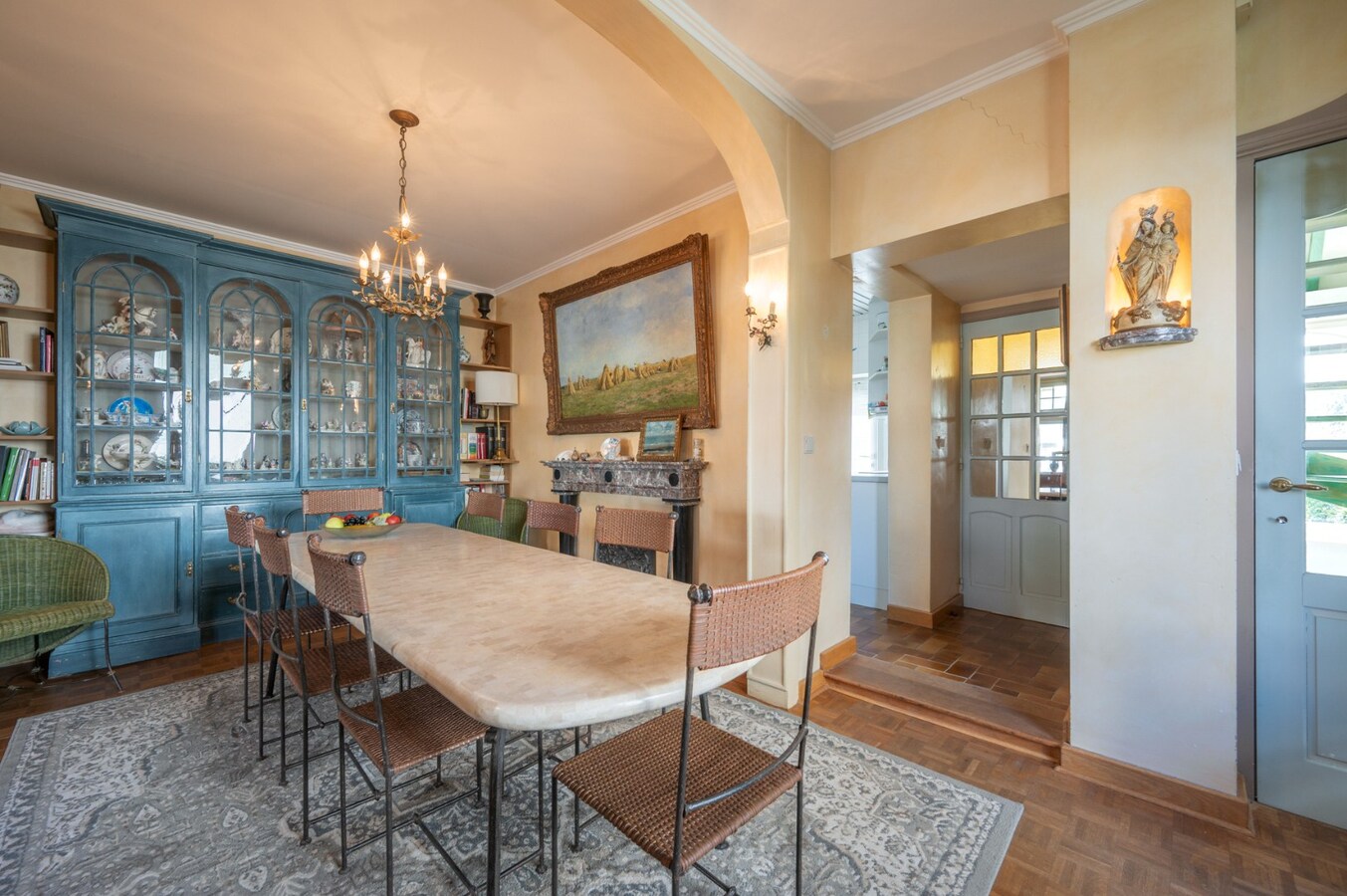 Villa in eclectische stijl met garage en staanplaatsen in het hart van Duinbergen 