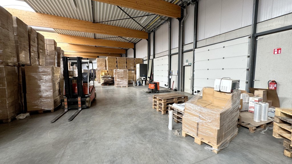 Logistieke loods te huur nabij R16 te Lier