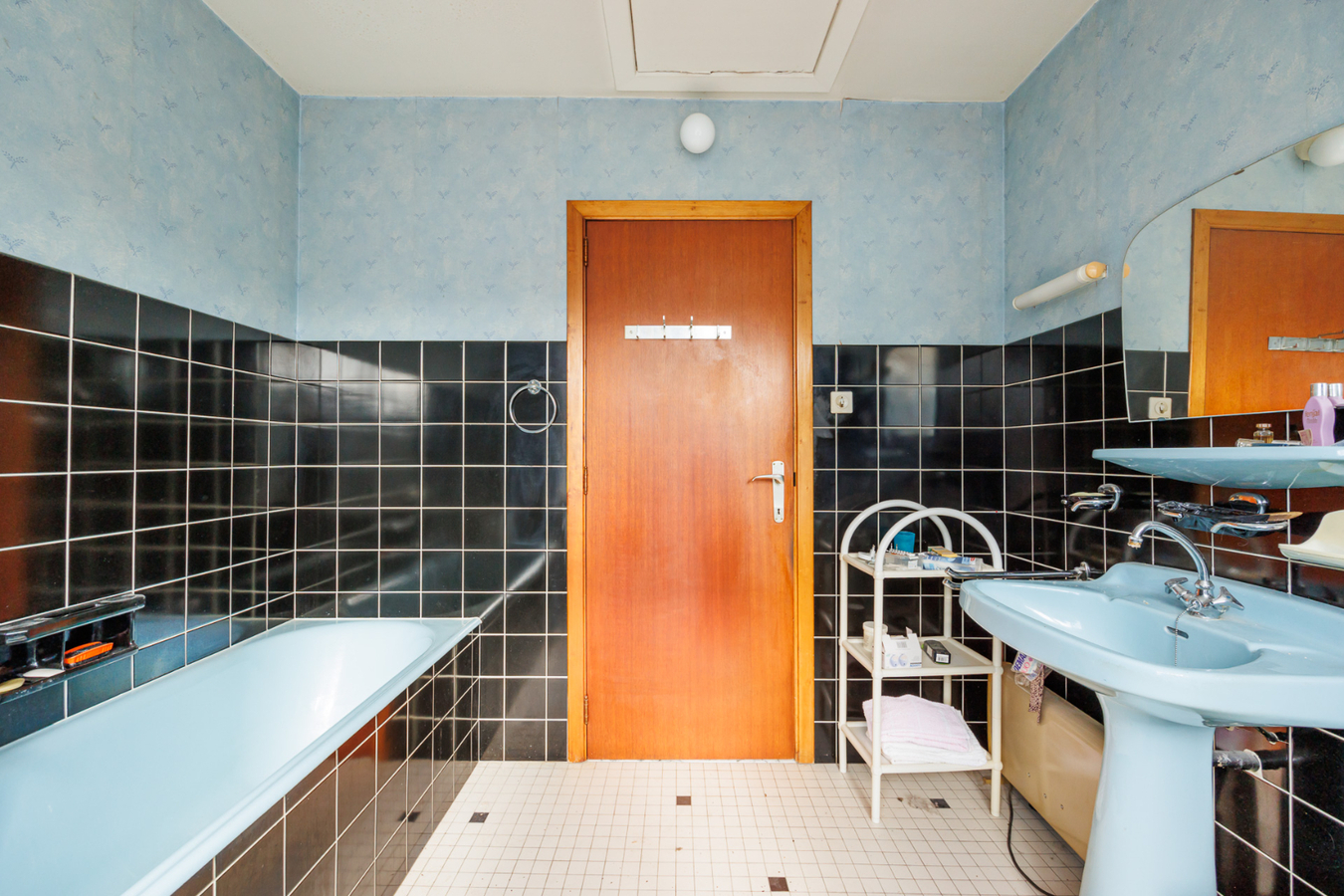 Te renoveren HOB met 3 slpk en 3 garages te Herentals! 