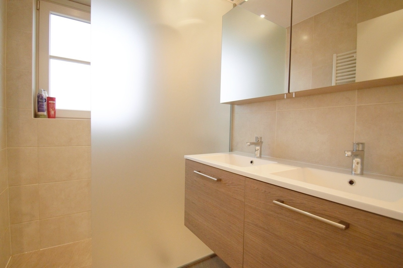 Fraai duplexappartement met 3 slpk. en 2 badk. in een zeer gegeerde residentie - Heist 