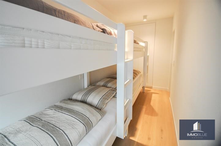 Volledig gerenoveerd, lichtrijk appartement op wandelafstand van zee en het commercieel centrum. 