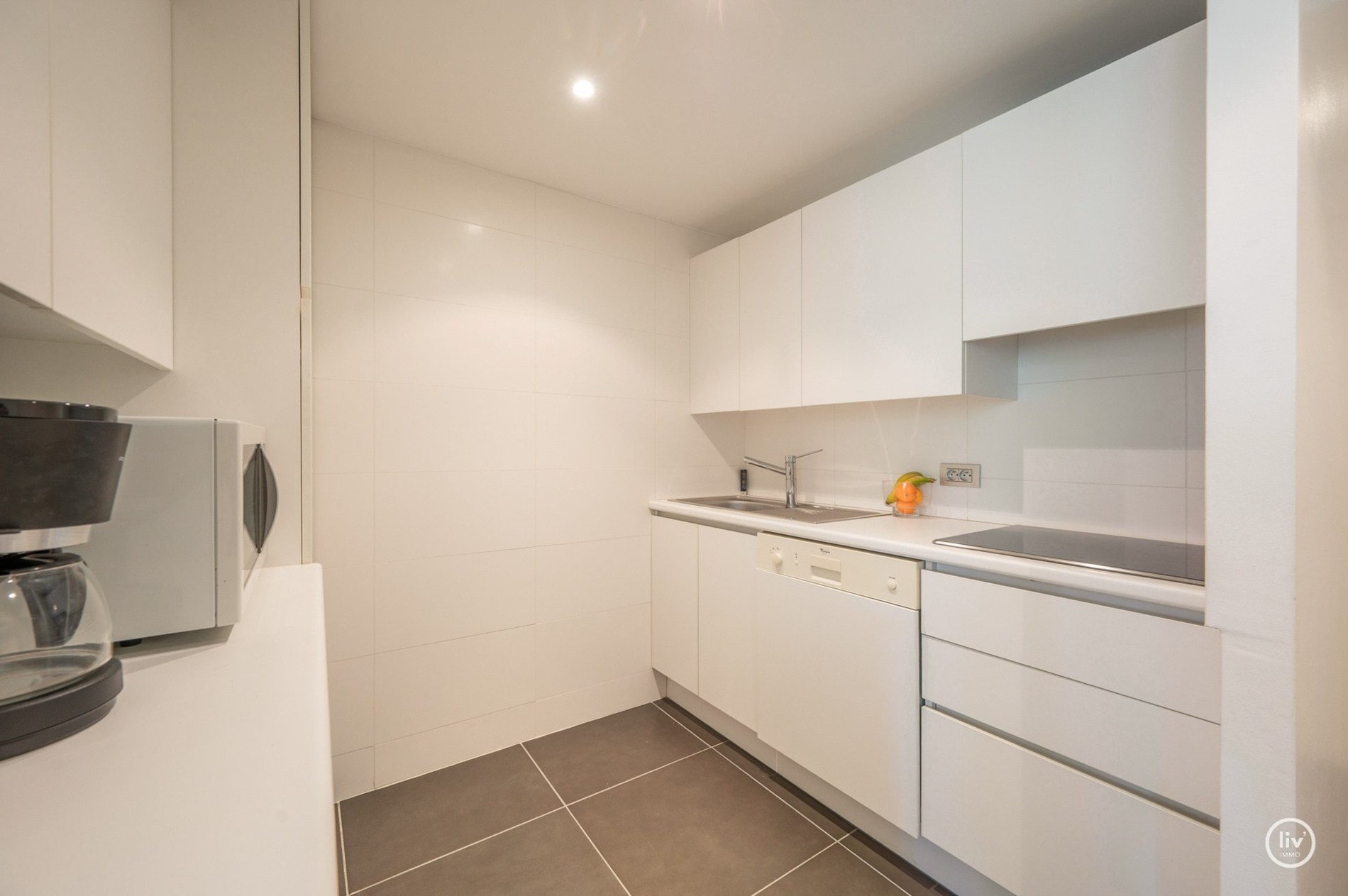 Appartement de 2 chambres prêt à emménager situé à Piers de Raveschootlaan, à proximité de la Lippenslaan. 