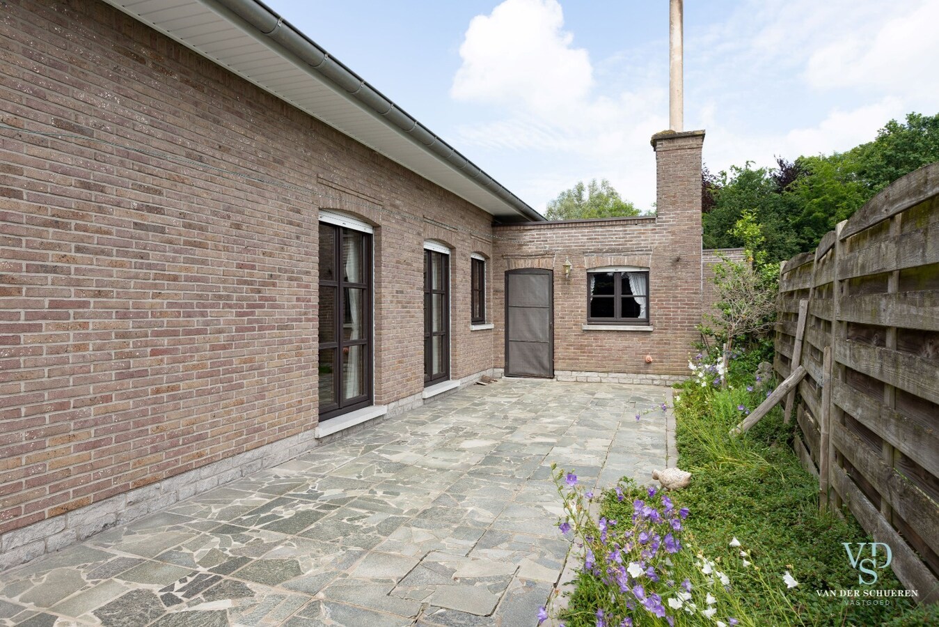 Gelijkvloerse villa.    Op 1 km van de Schelde. 