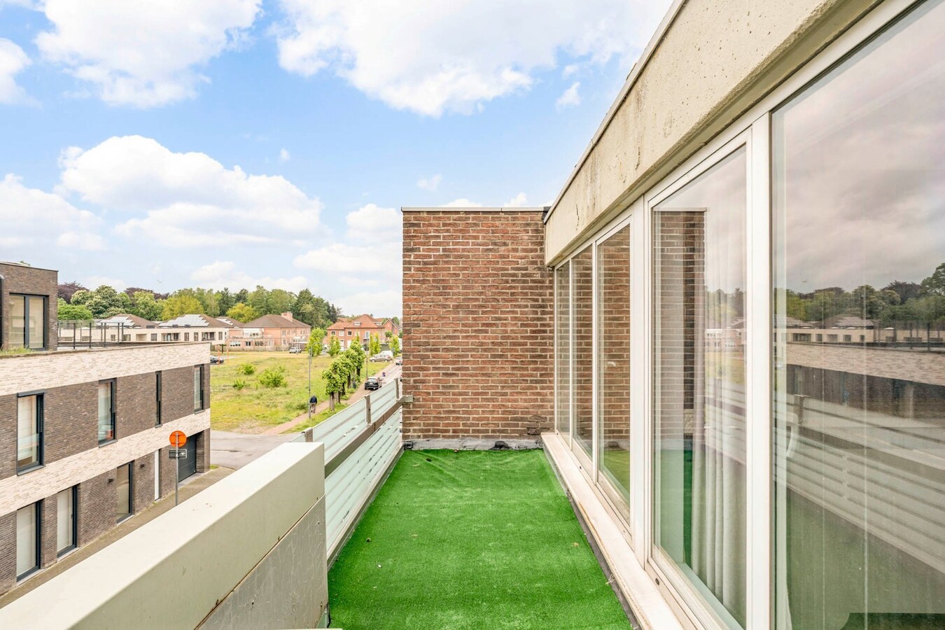 Comfortabel, zeer ruim appartement met 4 slaapkamers, terras en garage in het centrum van Neeroeteren! 