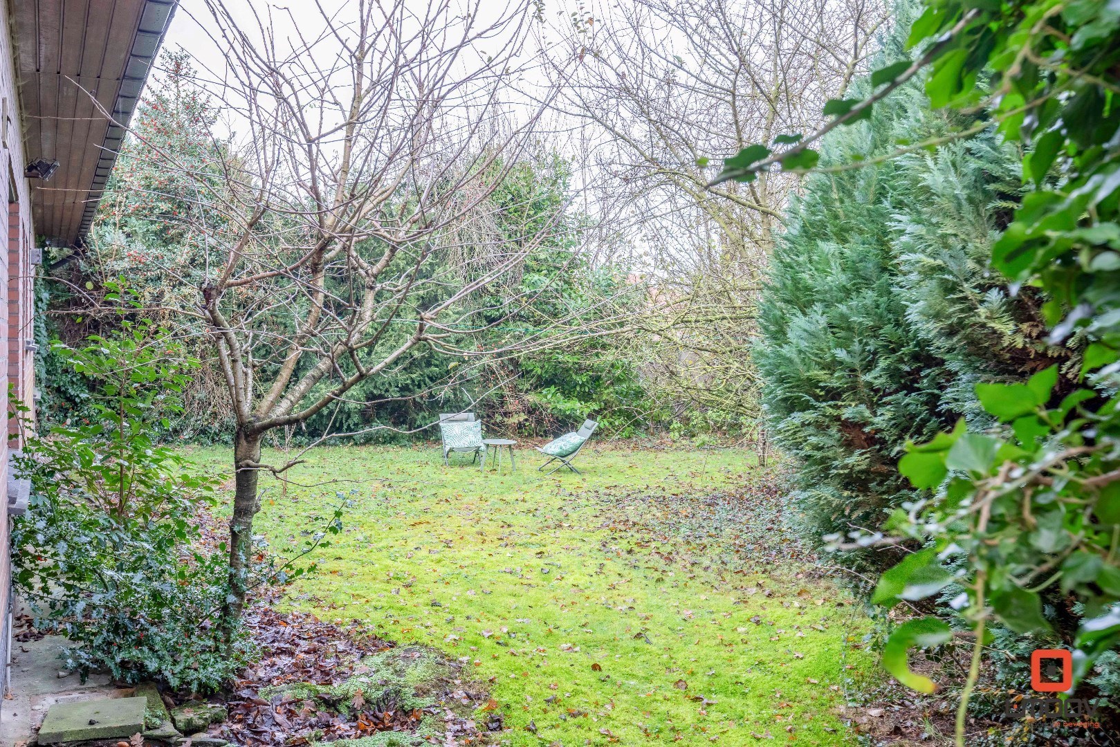 Ruime, te renoveren villa met grote tuin en twee garages 