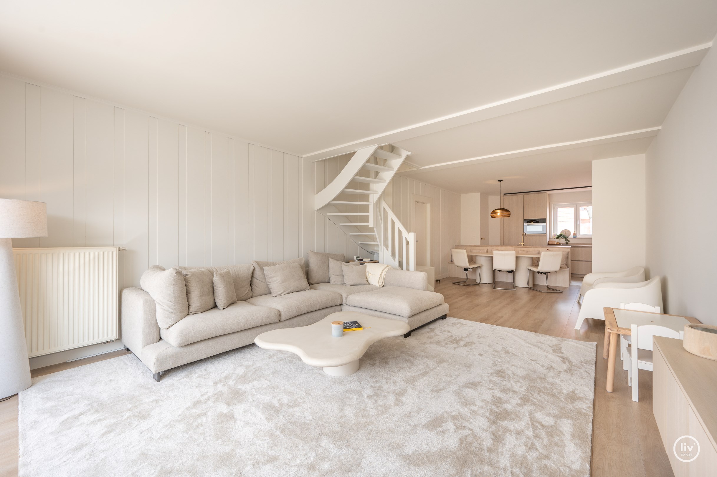 Appartement de 3 chambres élégamment rénové avec terrasse ensoleillée. 