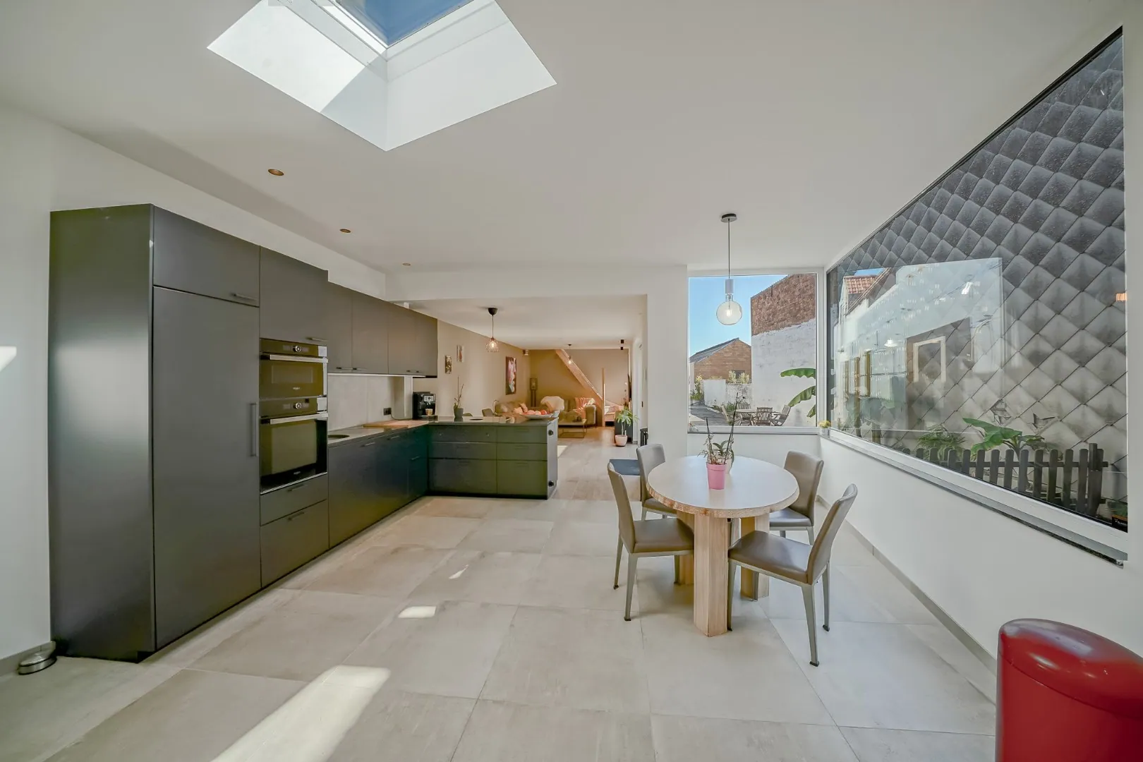 Kwalitatief gerenoveerde en verrassend ruime woning te Oostende