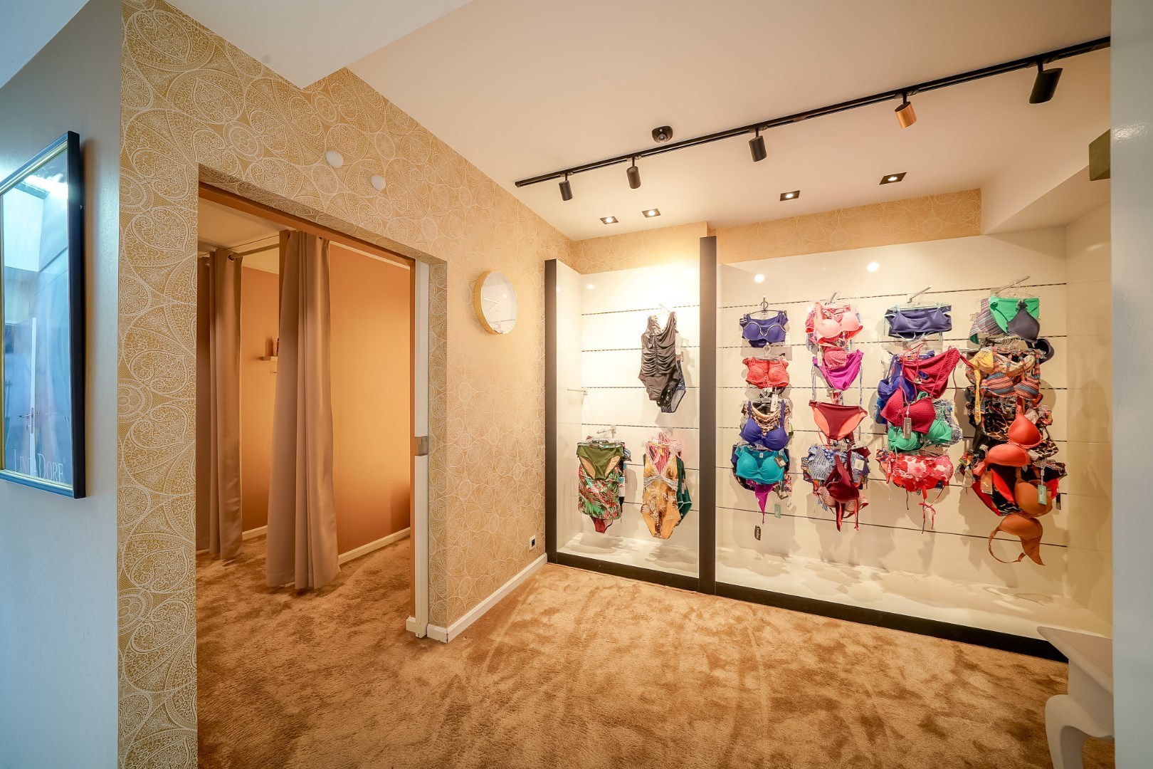 Ruime eengezinswoning in centrum Oudenburg met handelsruimte op gelijkvloers. 