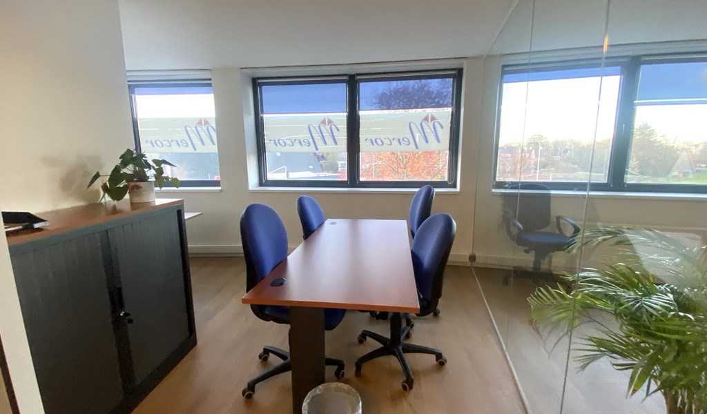 Instapklare kantoorruimte te huur vlakbij R4 in Gent