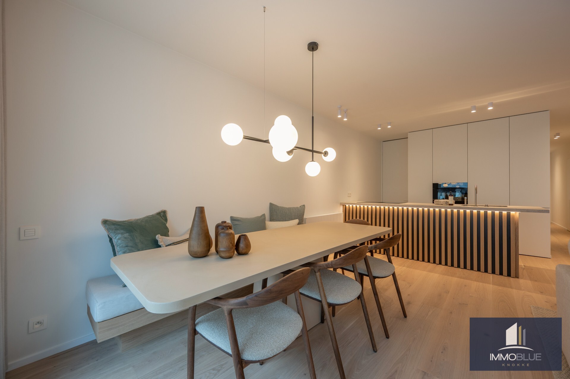 Appartement lumineux, entièrement rénové, avec trois chambres et une largeur de façade d’environ 5,5 mètres, idéalement situé à proximité de l’avenue Dumortier. 