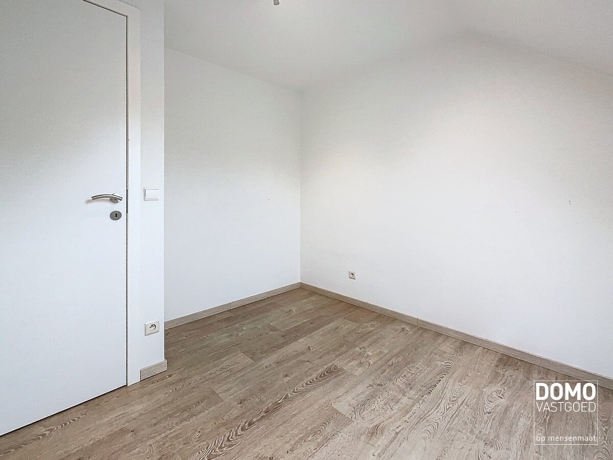 VOLLEDIG GERENOVEERDE WONING MET TUIN EN 3 SLAAPKAMERS RUSTIG GELEGEN TE KERMT 