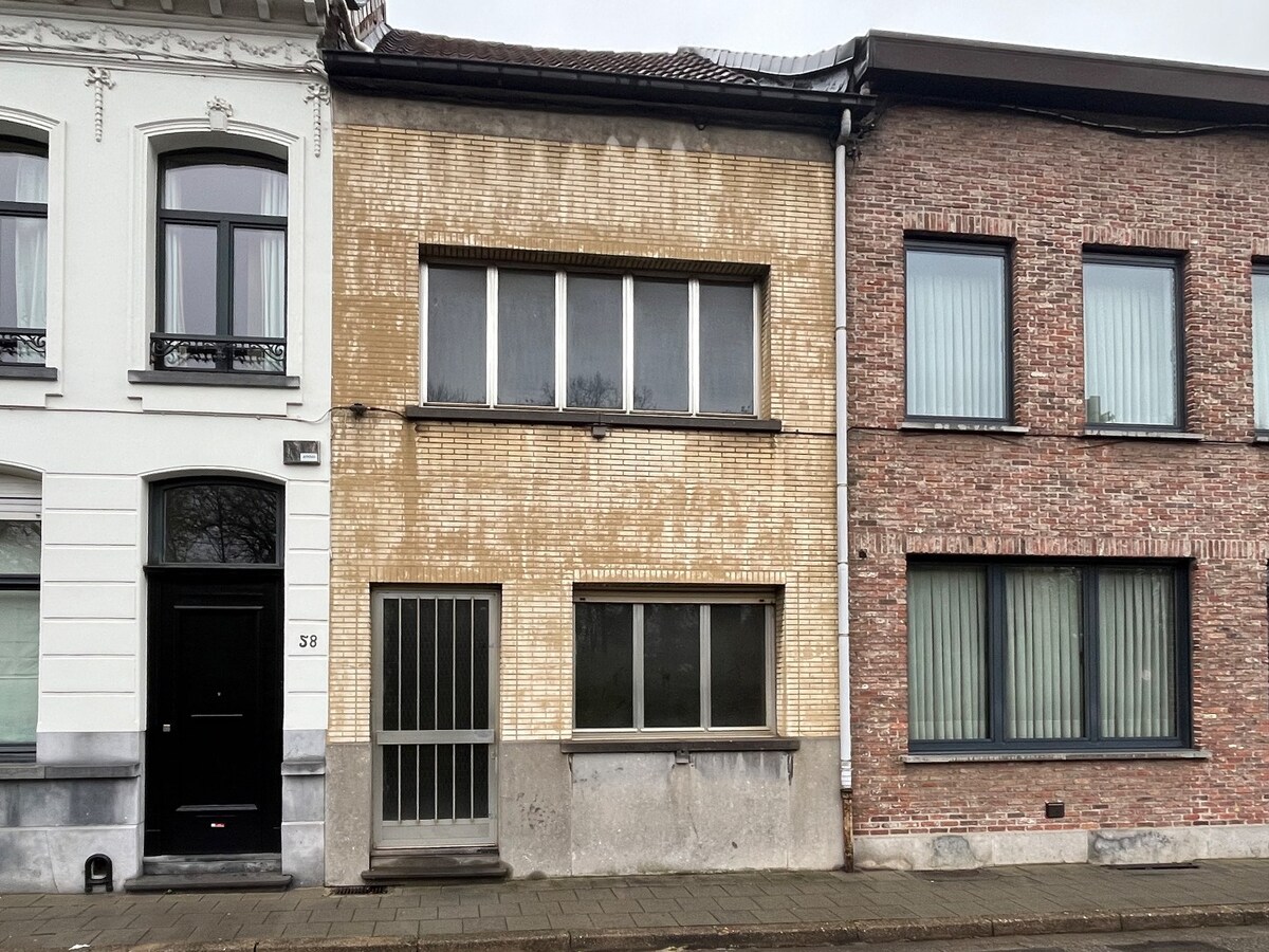 Te renoveren woning met 2 slpk en stadstuin 
