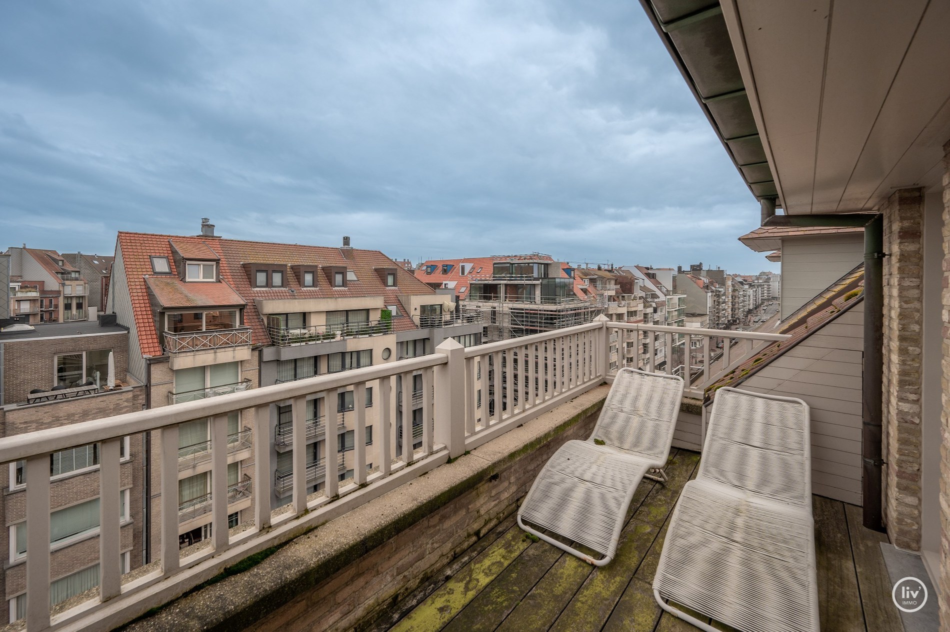 Magnifique appartement en duplex magnifiquement rénové, idéalement situé à proximité de l'église du Sacré-Cœur au cœur de Knokke. 