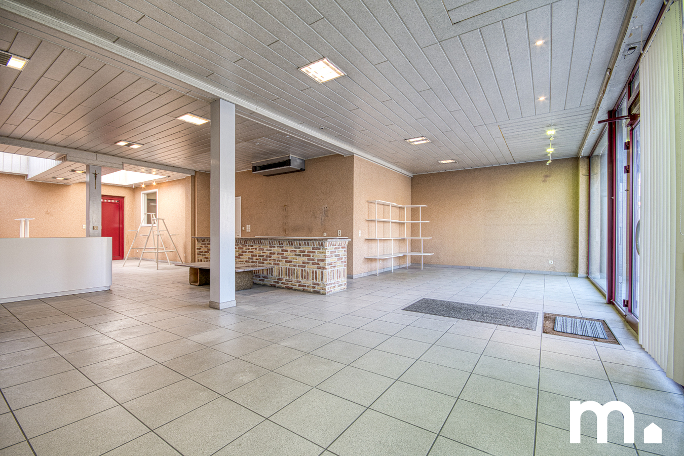 Veelzijdig handelshuis met ruime woonst van 433 m², privétuin en magazijn van 135m² te Oostrozebeke 