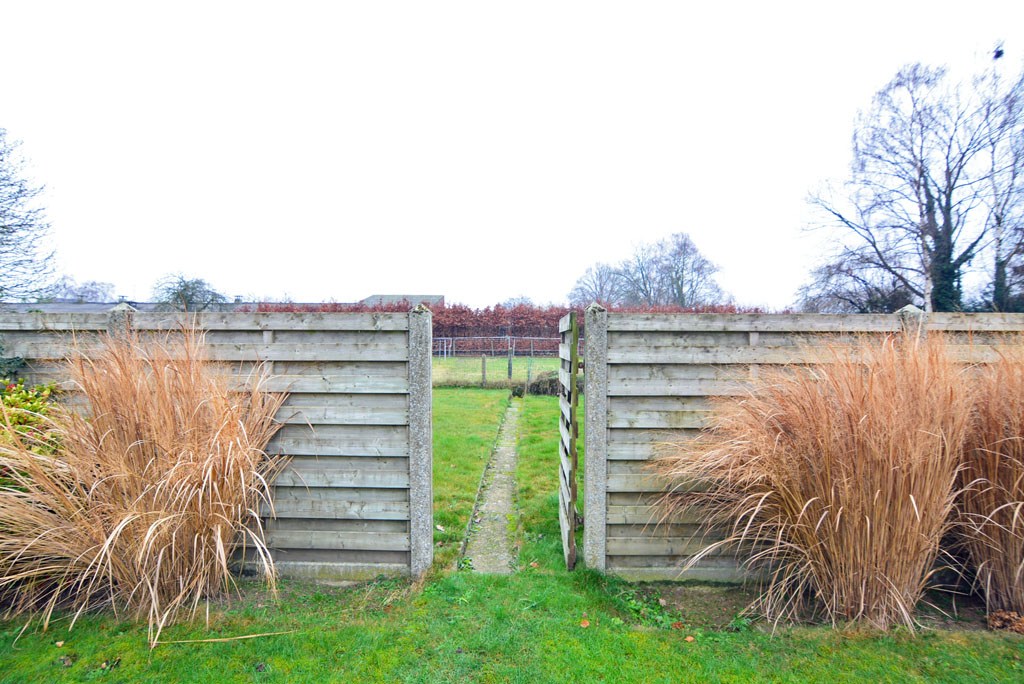 Op te frissen woning met 4 slpk op ruim perceel van 9 a 78 ca. 