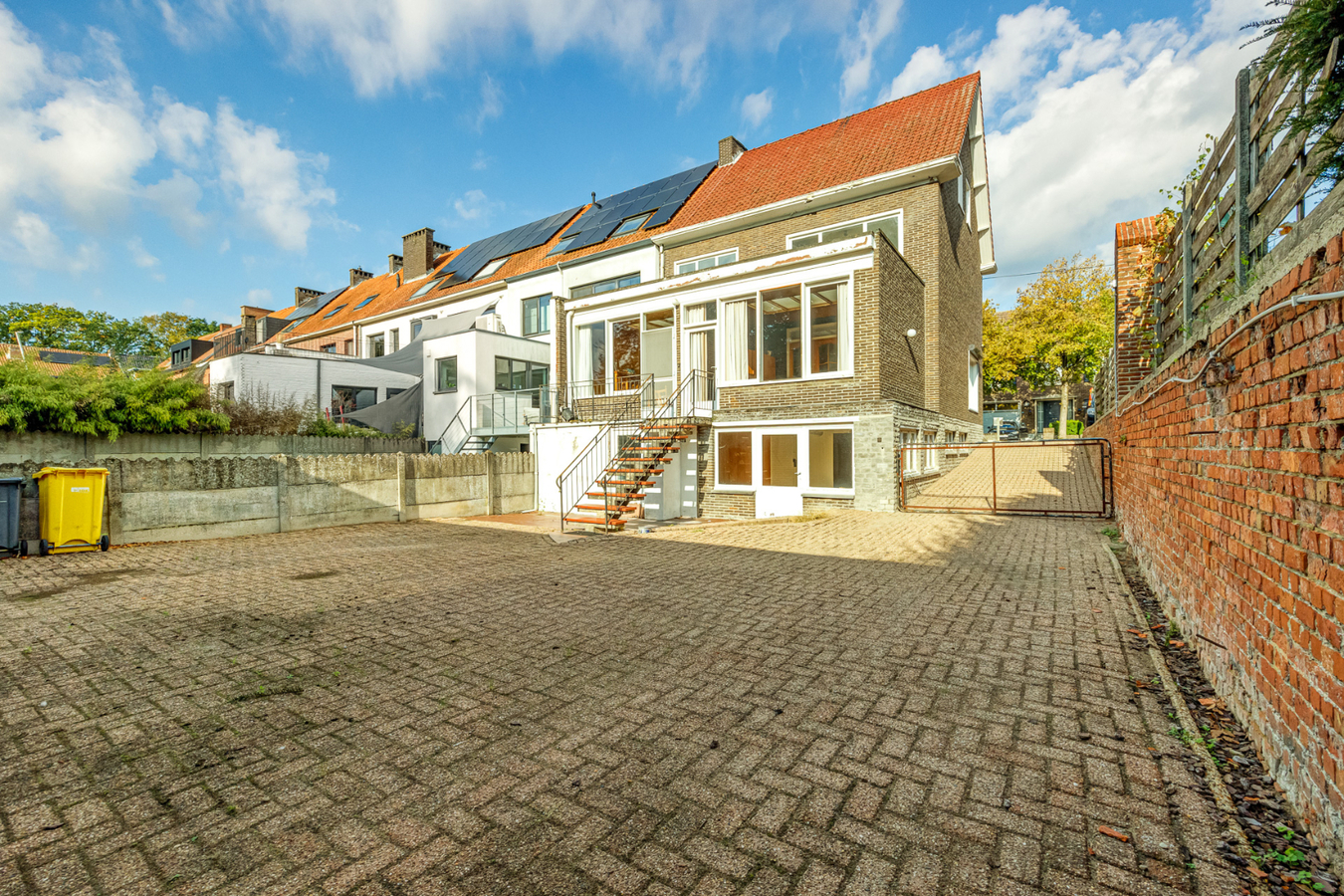 Te renoveren HOB met 3 slpk en 3 garages te Herentals! 
