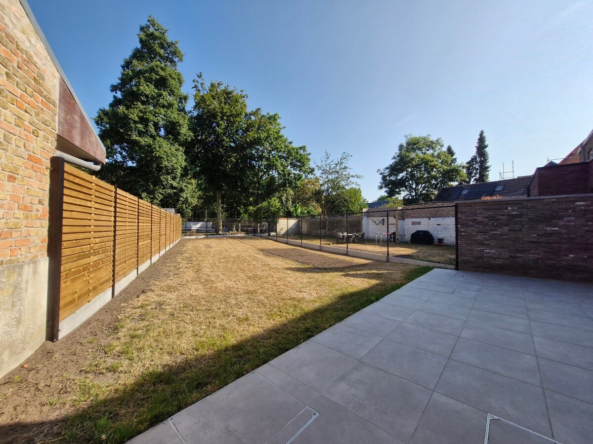 Nieuwbouwwoning met mooie tuin, garage en 4 slaapkamers te Dudzele 