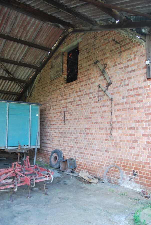 Te renoveren hoeve met stallingen op 9.333m² (+ev. 5ha) te Deinze 