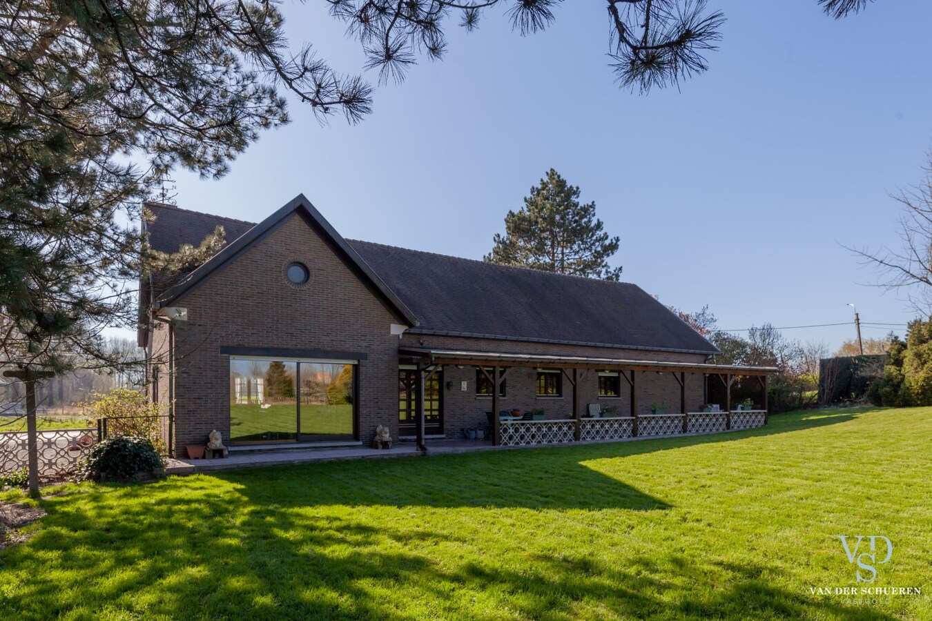 Exceptioneel landhuis met bijgebouw in groene omgeving 