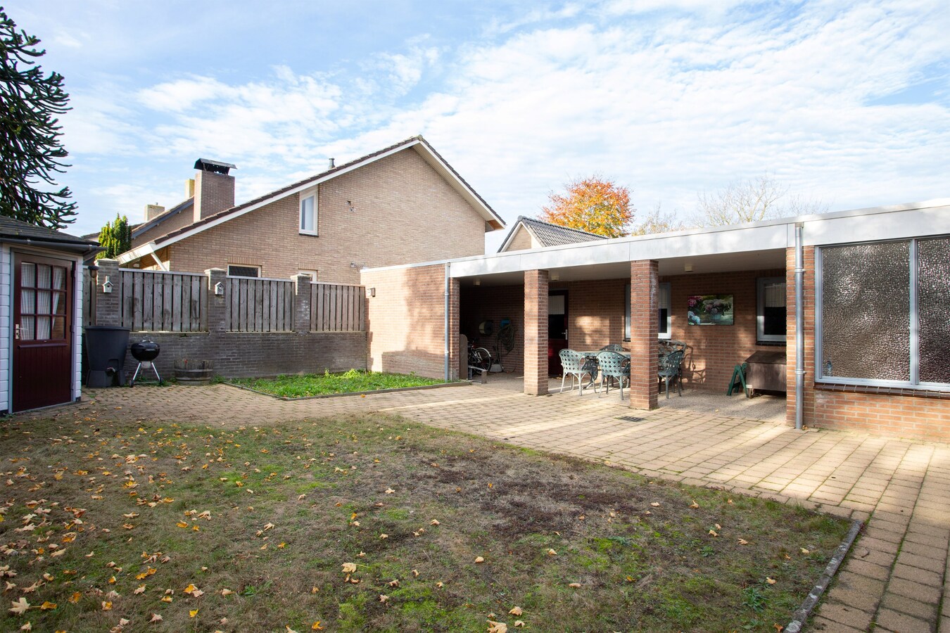 Degelijke vrijstaande woning met groot bijgebouw gelegen op een hoekperceel in Hooge Mierde. 