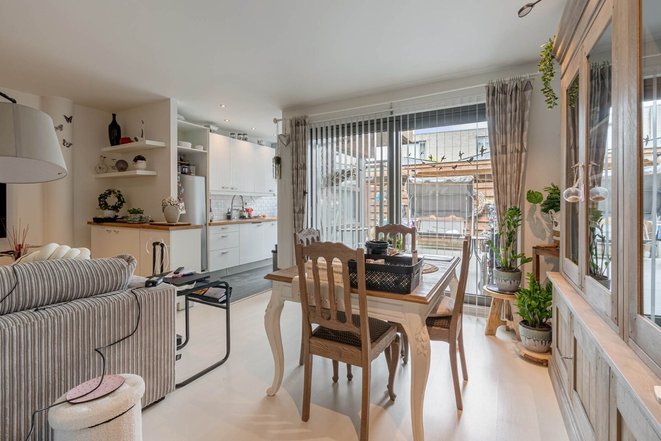 Gelijkvloers INVESTERINGSAPPARTEMENT vlakbij centrum met fraai terras en autostandplaats. 