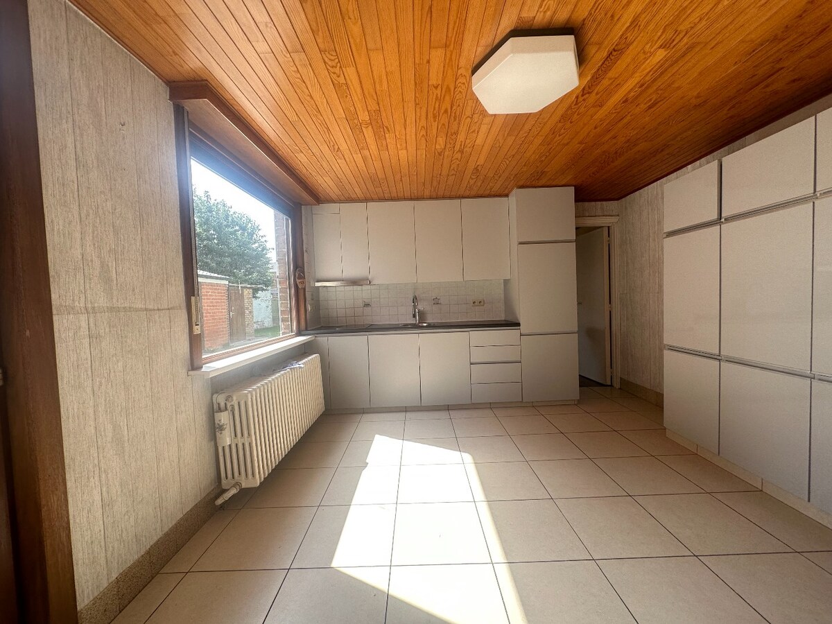 Halfopen woning met 3 slaapkamers op de Markt in Houthulst 