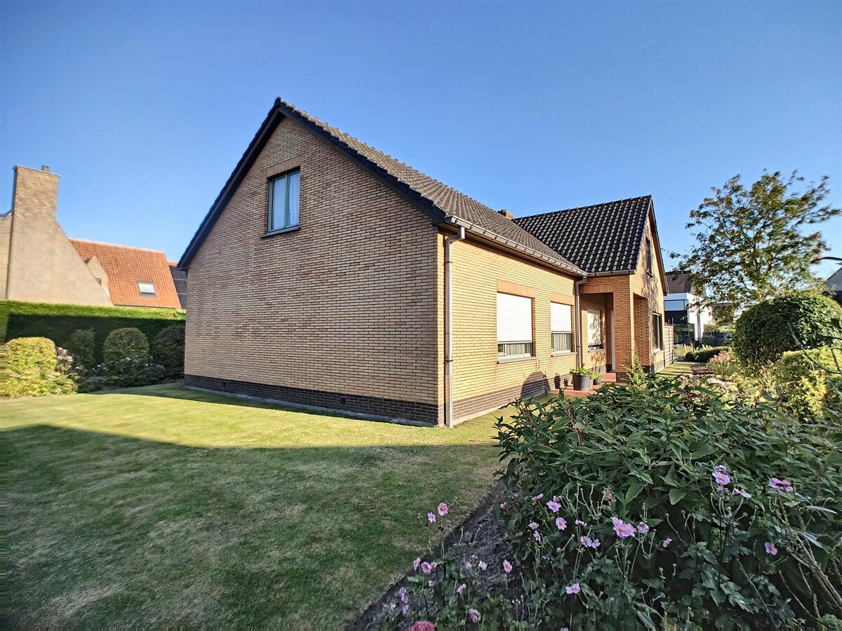Te renoveren, volumineuze villa op 1342 m² grond - Knokke 