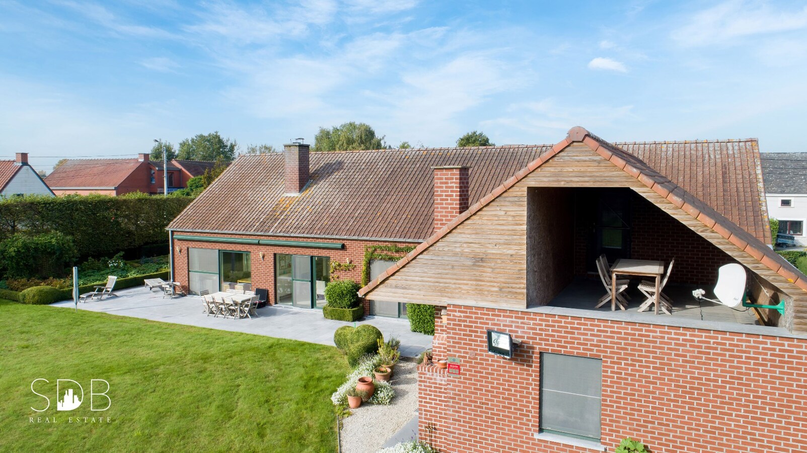 Hedendaagse gezinswoning met aanpalende graslanden en stallen op 5.030m² 