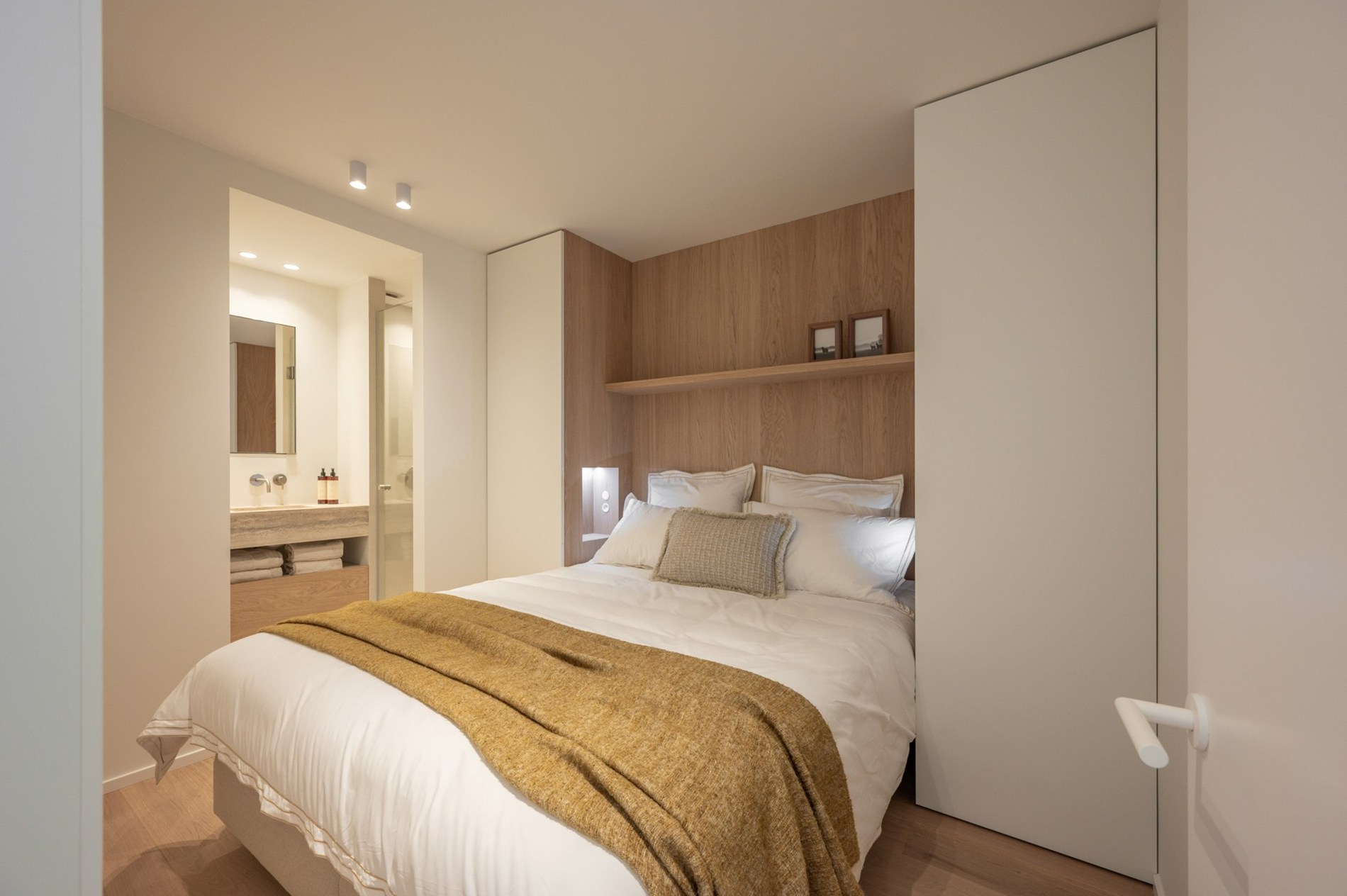 Appartement exclusivement rénové avec 3 chambres à vendre près de la plage d'Albert et de la place de la Lumière. 