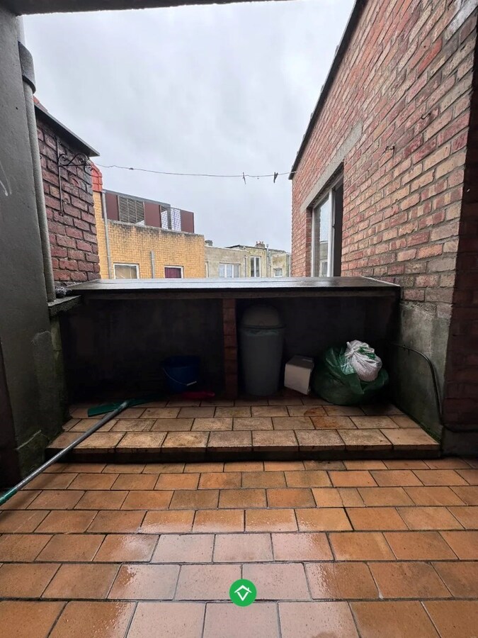 Opbrengsteigendom te koop met ruime garages in Oostende 