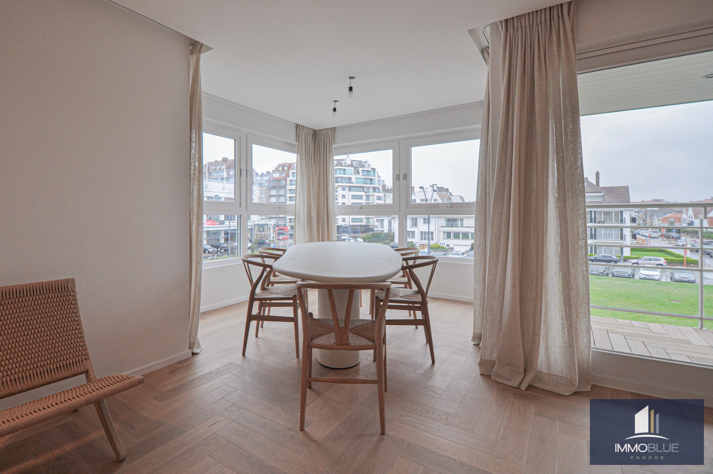 Appartement entièrement rénové et lumineux avec une vue dégagée magnifique, situé dans une résidence de standing. 