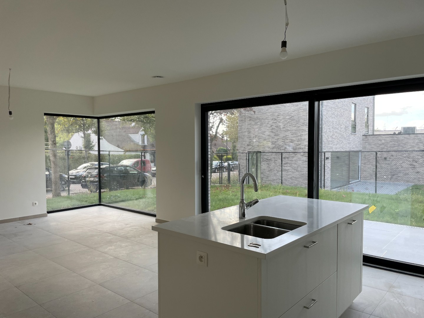 Zeer ruime moderne halfopen nieuwbouwwoning met tuin/terras en garage 